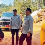 Bupati Barito Utara H. Shalahuddin saat meninjau pembangunan infrastruktur di Kecamatan Lahei.