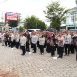 Bupati Barito Utara, H. Shalahuddin saat memimpin apel pagi. (foto : Diskominfosandi)