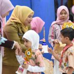 Bunda PAUD Kabupaten Barito Utara, Hj. Maya Savitri Shalahuddin saat menghadiri acara Tasyakur Akhirussanah Anak Didik Kelompok B Tahun Ajaran 2025/2026 di GPU Balai Antang, Muara Teweh, Senin (15/6/2026). (Foto : Diskominfosandi)