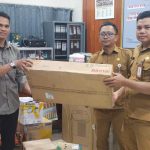 Candra saat menerima doorprize satu unit kompor gas hadiah undian Batara Expo 2026 dari Pemerintah Kabupaten Barito Utara. (Foto : Dok Pribadi)