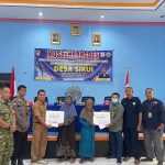 Kepala Desa Sikui kecamatan Teweh baru, Beny saat menyerahkan bantuan BLT DD- Tahap II (foto : Dok-Pribadi)