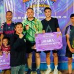 Ketua KNPI Kabupaten Barito Utara Ariel Rakhmadan, S. I. P., M. P. P., Saat menyerahkan hadiah kepada pemenang Badminton yang meraih juara 1 foto (Dok-Pribadi.).